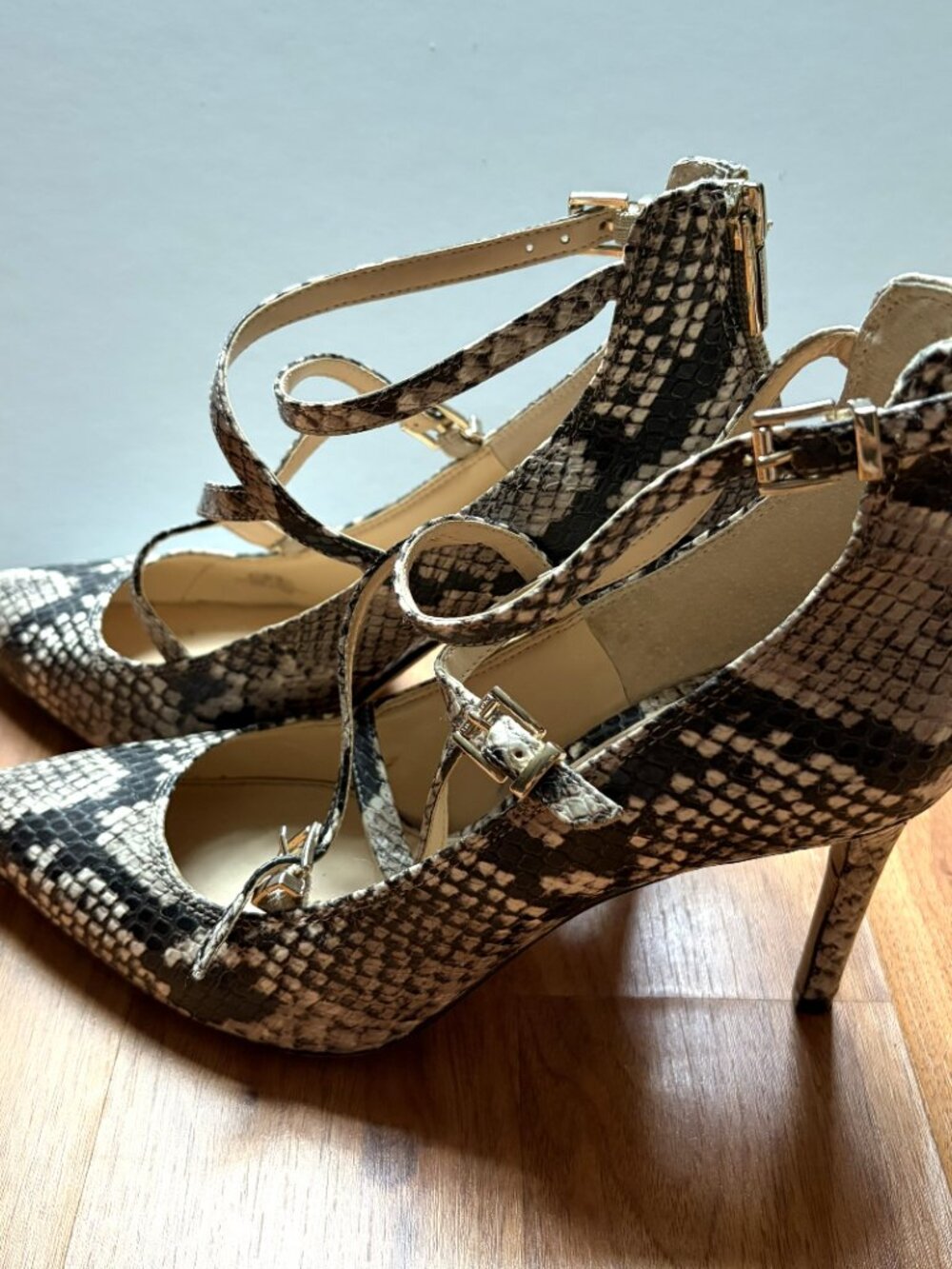 Vince Camuto 3 inch snakeskin heels, size 8.5 - Picture 5 of 9